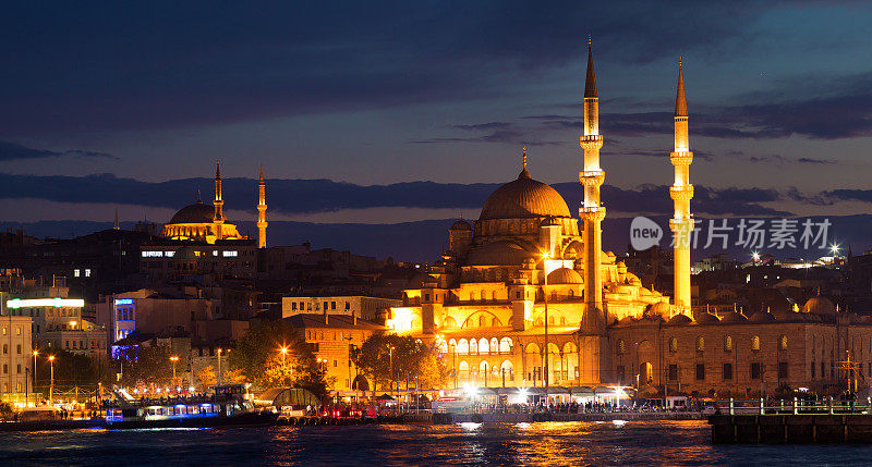 伊斯坦布尔Yeni Cami和Nuruosmaniye清真寺夜间全景